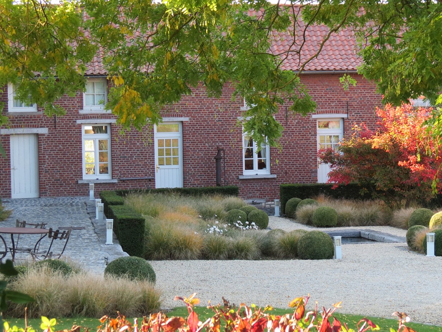 Cour de ferme entièrement réaménagée en « cour jardin »