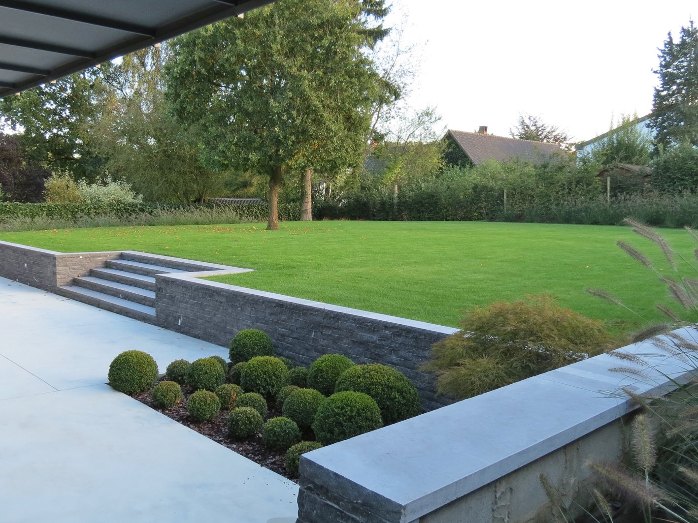 Jardin contemporain épuré à Braine-Le-Château