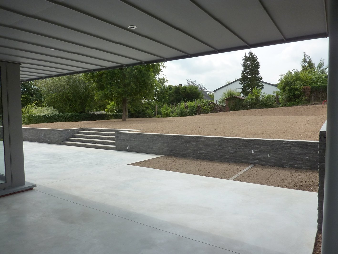 Jardin contemporain épuré à Braine-Le-Château