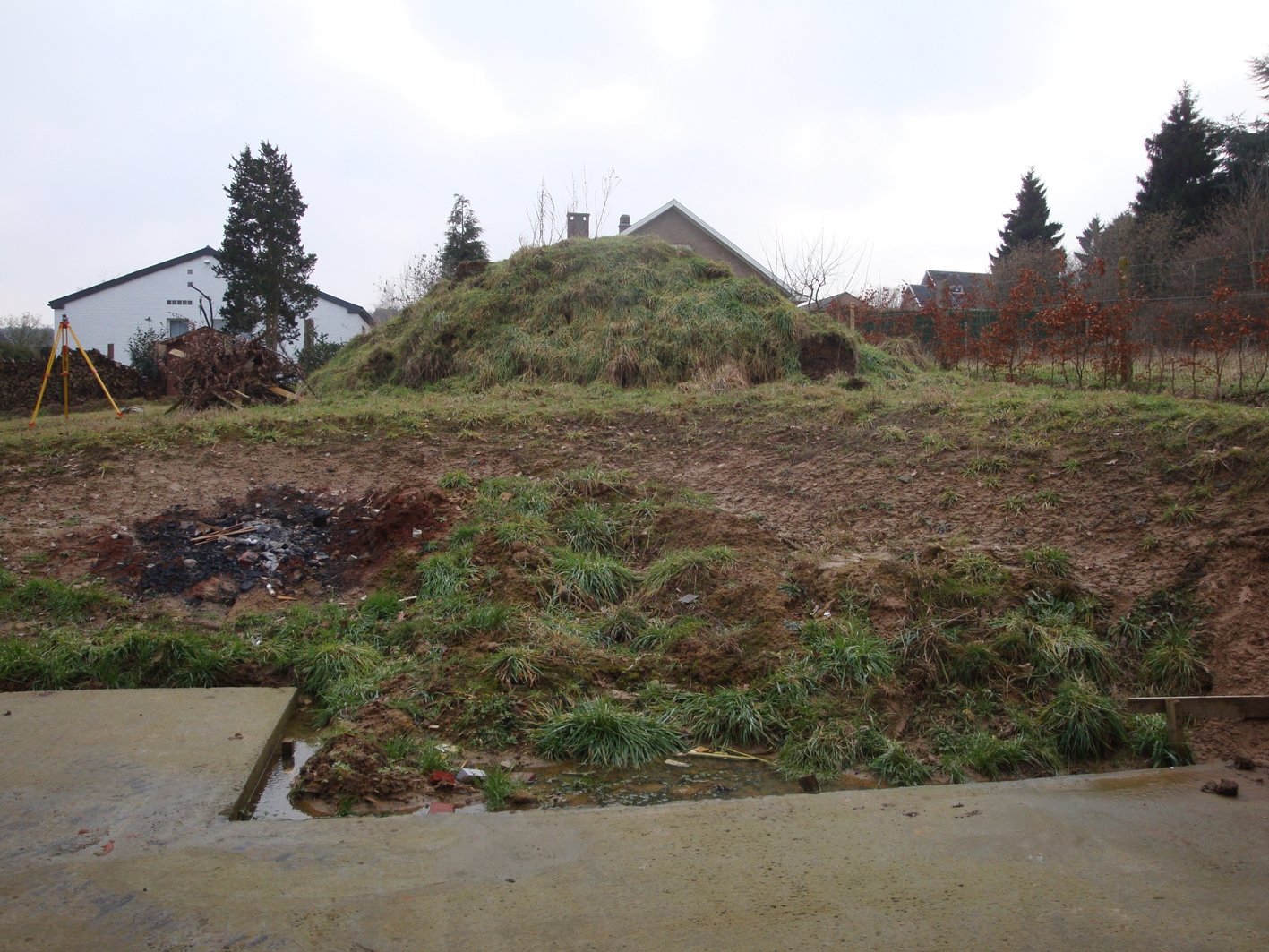 Jardin contemporain épuré à Braine-Le-Château