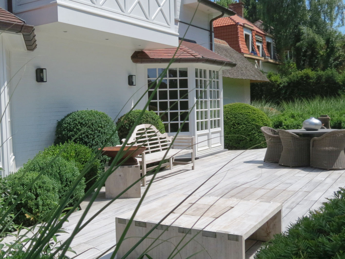 Terrasse en bois coussins végétaux persistants espace détente